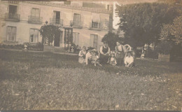 CARTE PHOTO - Portrait De Famille Dans Un Jardin - Carte Postale Ancienne - Fotografía