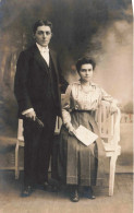 COUPLE - Femme Assise Sur Un Banc Et Tenant Un Papier - Carte Postale Ancienne - Parejas