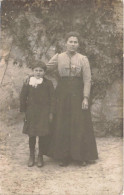 CARTE PHOTO - Portrait De Famille - Une Mère Avec Son Fils - Carte Postale Ancienne - Fotografie