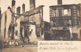 CPA 60 SENLIS / CARTE PHOTO / RUE DE LA REPUBLIQUE / BOMBARDEMENT DE SENLIS 3 SEPTEMBRE 1914 - Altri & Non Classificati