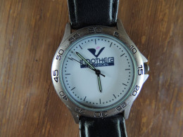 MONTRE POUR LE LABORATOIRE PHARMACEUTIQUE "INNOTHERA" DEBUT DES ANNEES 1990 - ETAT NEUF, VOIR DESCRIPTION - Relojes Publicitarios