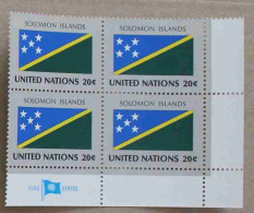 Ny82-01 : Nations-Unies (N-Y) - Drapeaux Des Etats Membres De L'ONU (III), Îles Salomon Avec Une Vignette "FLAG SERIES" - Neufs