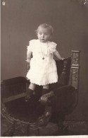 ENFANTS - Portrait - Une Petite Fille Debout - Carte Postale Ancienne - Abbildungen