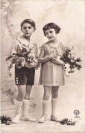 ENFANTS - Portrait - Deux Enfants Avec Des Fleurs - Carte Postale Ancienne - Portretten