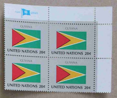 Ny82-01 : Nations-Unies (N-Y) - Drapeaux Des Etats Membres De L'ONU (III), Guyanne Avec Une Vignette "FLAG SERIES" - Neufs