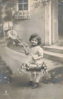 ENFANTS - Portrait D'une Petite Fille Avec Un Filet à Papillons - Carte Postale Ancienne - Portretten