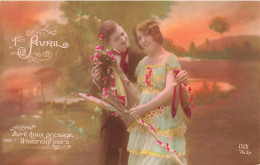 COUPLES - 1er Avril - Avril Doux Présage D'heureux Jours - Colorisé - Carte Postale Ancienne - Parejas