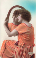 CARTE PHOTO - Femme Tenant Un Miroir - Robe Orange  - Colorisé - Carte Postale Ancienne - Couples