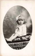 ENFANTS - Portraits - Un Bébé Assis Sur Un Coussin- Carte Postale Ancienne - Portretten