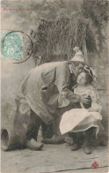 COUPLE - Idylle Au Village - Carte Postale Ancienne - Couples