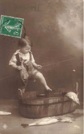 ENFANTS - Avril - Enfants - Portrait - Un Enfant Pêchant Dans Une Bassine - Carte Postale Ancienne - Portraits