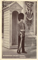 ROYAUME UNI - Angleterre - London - Buckingham Palace Sentry - Carte Postale Ancienne - Buckingham Palace