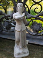 Ancienne Statue Jeanne D'Arc En Biscuit Porcelaine De France Fleur De Lys. - Altri & Non Classificati