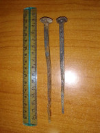 2 Chiodi Antichi Ferro Forgiati A Mano Varie Misure Antique Iron Nails Clous En Fer Anciens XVIII Sec - Ferronnerie