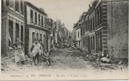 CARTE  PERONNE --SOMME - UNE RUE  1914-18 - Peronne