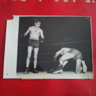 PHOTO SPORT BOXE BOXEUR FERNANDEZ ET LOU SKENA EN 1949 PARIS PALAIS DES SPORTS - Sport