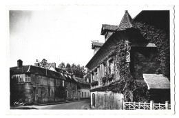 27  Acquigny -  Maison Du XVI E Siecle - Rue Aristide Briand - Acquigny