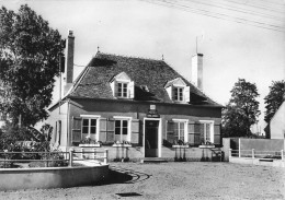 Coulanges * Place Et La Poste Du Village - Autres & Non Classés