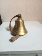 Cloche En Bronze Doré Hauteur 11 Cm - Campanas