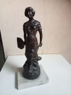 Statuette Du XIXème En Régule Hauteur 26 Cm Sur Support Marbre, La Pecheuse - Metaal