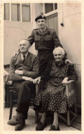 PHOTOGRAPHIE - Un Militaire Avec Ses Parents - Carte Postale Ancienne - Photographie