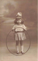 PHOTOGRAPHIE - Une Petite Fille Avec Un Cerceau - Carte Postale Ancienne - Photographie