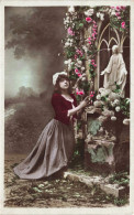 PHOTOGRAPHIE - Femme à Genoux Devant La Vierge - Colorisé - Carte Postale Ancienne - Photographie