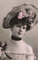 PHOTOGRAPHIE - Une Femme Avec Un Chapeau - Colorisé - Carte Postale Ancienne - Photographie