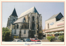 BRAY SUR SOMME. - L'Eglise Saint-Nicolas Et Le Bar PMU " Le LONGCHAMP" . CPM  RARE - Bray Sur Somme