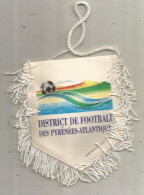 Fanion, Sports, Football, District Des Pyrénées Atlantiques, Fédération Française De Football,  2 Scans, 115 X 115 Mm - Altri & Non Classificati