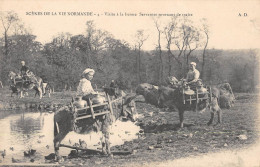 CPA 14 SCENES DE LA VIE NORMANDE / VISITE A LA FERME / SERVANTES REVENANT DE TRAIRE - Autres & Non Classés