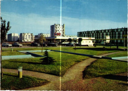 78 . TRAPPES .VILLE NOUVELLE . CENTRE COMMERCIAL .  SUMA      ( Trait Blanc Pas Sur Original ) - Trappes