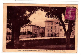 St-Didier-en-Velay Un Coin De La Place Du Poilu - Saint Didier En Velay