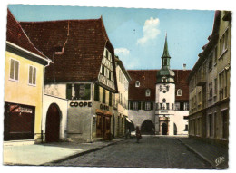 Benfeld - Rue Du Général De Gaule Et L'Hôtel De Ville - Benfeld