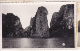 2 Photos Indochine Vietnam Baie D'Halong  Lieu Dit Rochers Du Héros      Réf 26943 - Asia