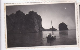 2 Photos Indochine Vietnam Baie D'Halong  Lieu Dit Rochers Groupe De La Paix  Réf 26945 - Asien