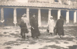 PHOTOGRAPHIE - Vieille Demeure - Des Voyageurs Dans La Cour - Carte Postale Ancienne - Fotografía