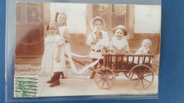 Carte Photo  D'un Groupe D'enfants Et Bébé Dans Une Charette , 1917 à Sillensteden ,cachet Censure - Groepen Kinderen En Familie