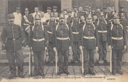 CPA 75 GARDE REPUBLICAINE / POSTE DE GARDE / CASERNE SCHOMBERG - Artigianato Di Parigi