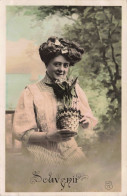 CARTE PHOTO - Une Femme Tenant Un Pot De Fleurs - Colorisé - Carte Postale Ancienne - Photographie
