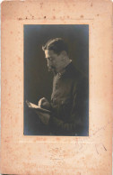 Photographie  - Homme En Train D'écrire - Daté Août 1918 - Dim 10/14,5 Cm Collé Sur Cadre Carton - Anonyme Personen