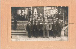 Photographie - Belgique - Villers Le Bouillet - 1830-1930 - Commémoration - Groupe D'homme - Dim 17/13 Cm Collé Sur Cart - Places