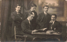 CARTE PHOTO - Portrait D'hommes Dans Un Bureau - Carte Postale Ancienne - Fotografía