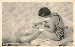 CARTE PHOTO - Et Songeant à L'absent - Femme Assise Sur Le Sable - Plage - Carte Postale Ancienne - Autres & Non Classés