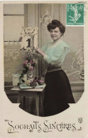 CARTE PHOTO - Souhaits Sincères - Femme Arrangeant Des Fleurs - Colorisé - Carte Postale Ancienne - Photographie