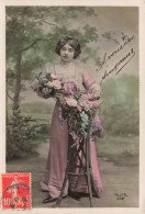 CARTE PHOTO - Une Fille Tenant Un Bouquet De Fleurs - Colorisé - Carte Postale Ancienne - Fotografie