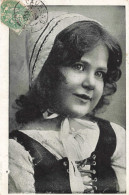 ENFANT - Portrait D'une Petite Fille - Bonnet - Tenue Traditionnelle - Carte Postale Ancienne - Portraits