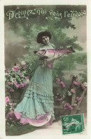 FETES ET VOEUX - Poisson D'avril -  Une Femme Tenant Un Poisson - Colorisé - Carte Postale Ancienne - 1er Avril - Poisson D'avril