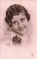 Enfant - Petite Fille Aux Cheveux Bouclés  - Portrait - Carte Postale Ancienne - Other & Unclassified