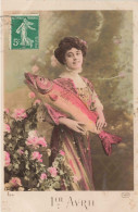 FETES ET VOEUX - Poisson D'avril - Une Femme Tenant Un Poisson - Colorisé - Carte Postale Ancienne - Erster April